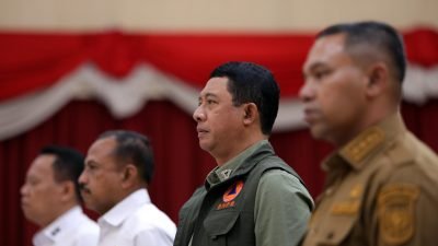 Kepala BNPB Letjen TNI Suharyanto, memberikan arahan dalam Rapat Koordinasi Penanganan Kebakaran Hutan dan Lahan yang juga dihadiri oleh unsur K/L dan jajaran forkopimda Riau di pendopo kediaman Gubernur Riau, Kota Pekanbaru, Senin (28/4). Foto: HO/Faktakalbar.id