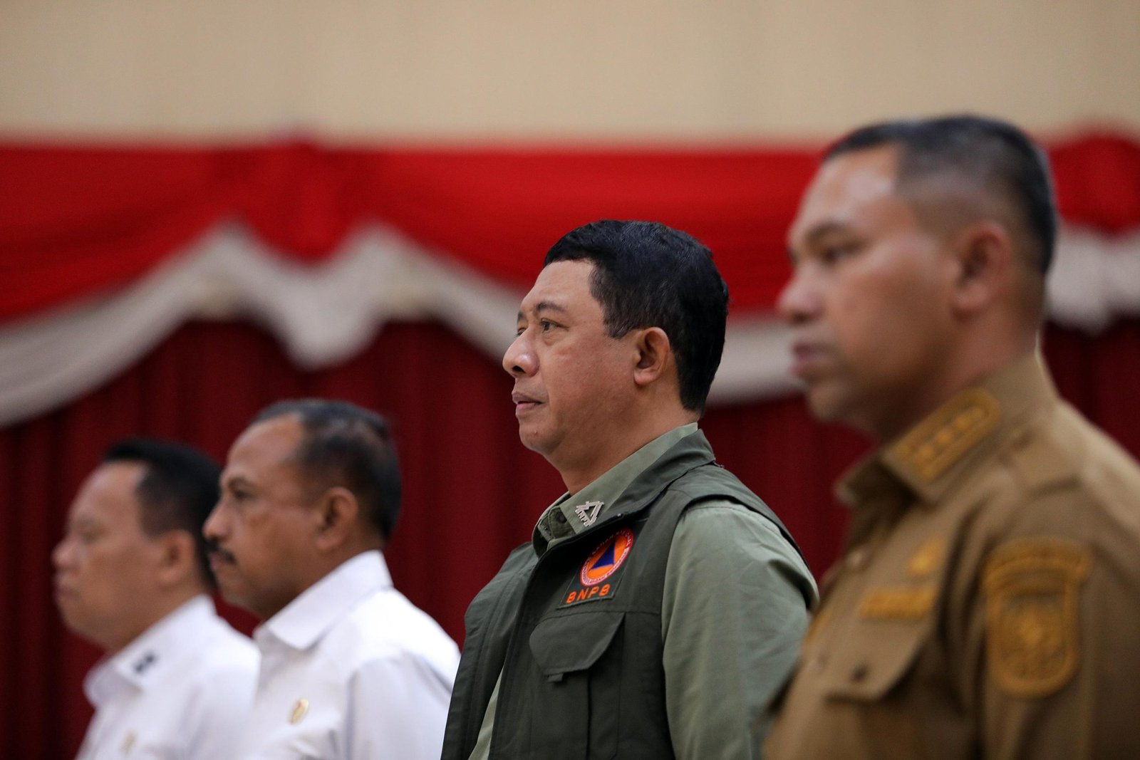 Kepala BNPB Letjen TNI Suharyanto, memberikan arahan dalam Rapat Koordinasi Penanganan Kebakaran Hutan dan Lahan yang juga dihadiri oleh unsur K/L dan jajaran forkopimda Riau di pendopo kediaman Gubernur Riau, Kota Pekanbaru, Senin (28/4). Foto: HO/Faktakalbar.id