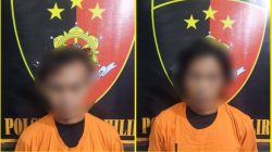 Dua pelaku pencurian material bangunan SMP Negeri 02 Tayan Hilir, H alias BD (31) dan RP (22), saat diamankan di Polsek Tayan Hilir. Keduanya mencuri 26 batang kayu belian dari area pembangunan sekolah. Foto: HO/Faktakalbar.id