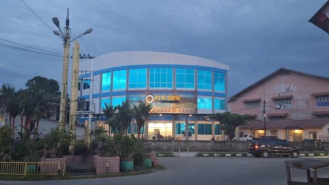 Kantor ATR/BPN Kabupaten Sintang yang sempat ditutup oleh warga akibat konflik sengketa tanah dan dugaan keterlibatan mafia tanah. Foto: Ist