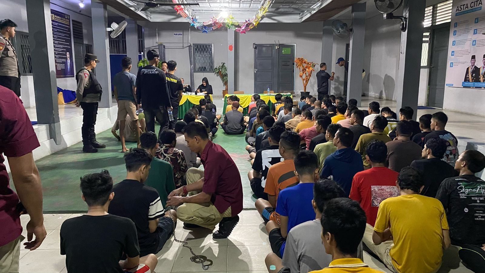 Petugas Lapas Kelas IIB Ketapang bersama aparat kepolisian dan Brimob Polda Kalbar mengawal proses pemindahan 96 warga binaan ke Lapas di Pontianak, Selasa (29/4/2025). Foto: HO/Faktakalbar.id