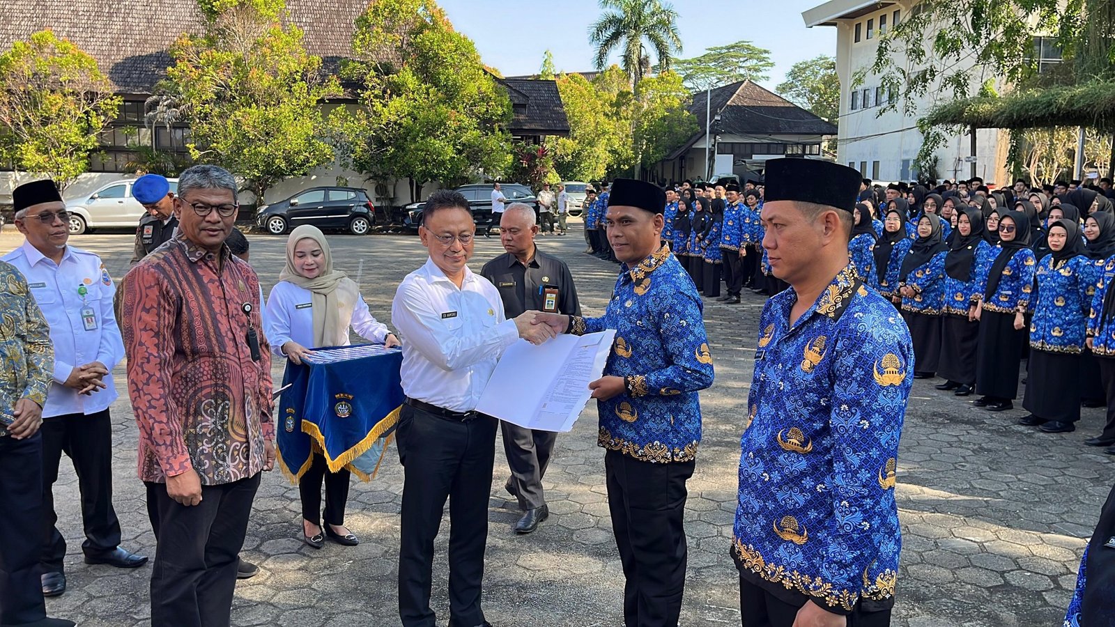 Wali Kota Pontianak Edi Rusdi Kamtono menyerahkan secara simbolis SK kepada ASN Pemkot Pontianak. Foto: PRKPM/Faktakalbar.id