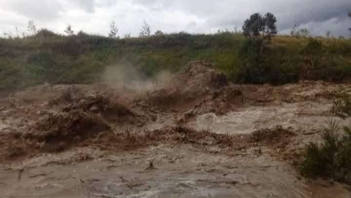 Pantauan banjir yang terjadi di Kabupaten Jayawijaya, Provinsi Papua Pegunungan pada Jumat (25/4). Foto: HO/Faktakallbar.id