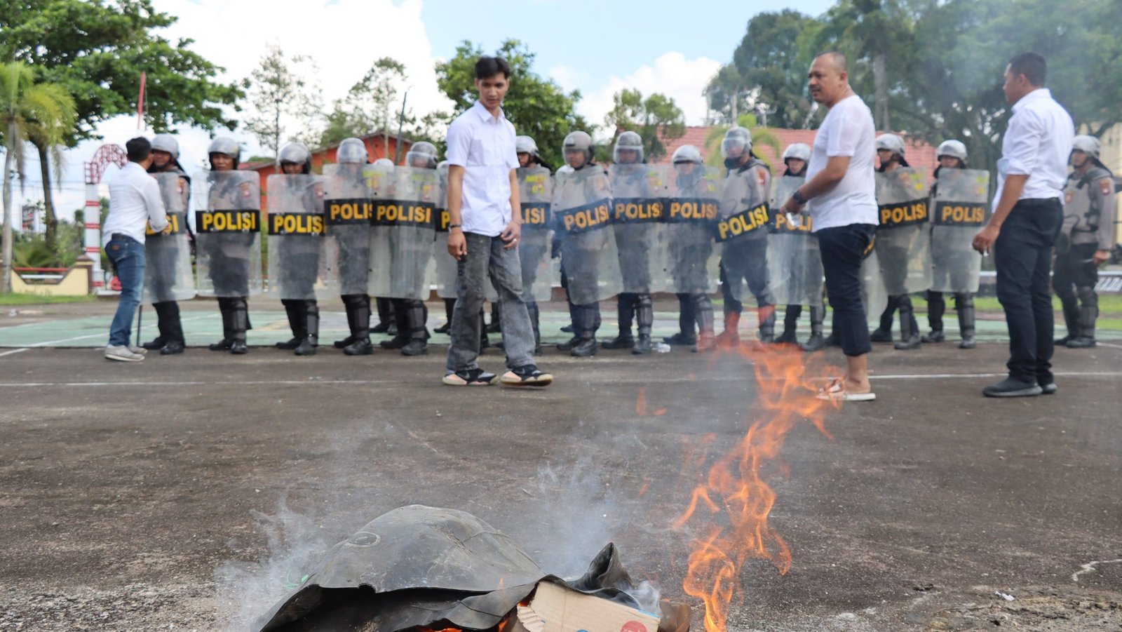Petugas melaksanakan simulasi pengendalian massa di Lapangan Apel Bhayangkara sebagai bentuk kesiapan jelang Hari Buruh Internasional. Foto: HO/Faktakalbar.id