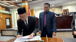 Wali Kota Pontianak Edi Rusdi Kamtono menandatangani berita acara persetujuan Raperda yang diusulkan menjadi Perda. Foto: PRKPM/Faktakalbar.id
