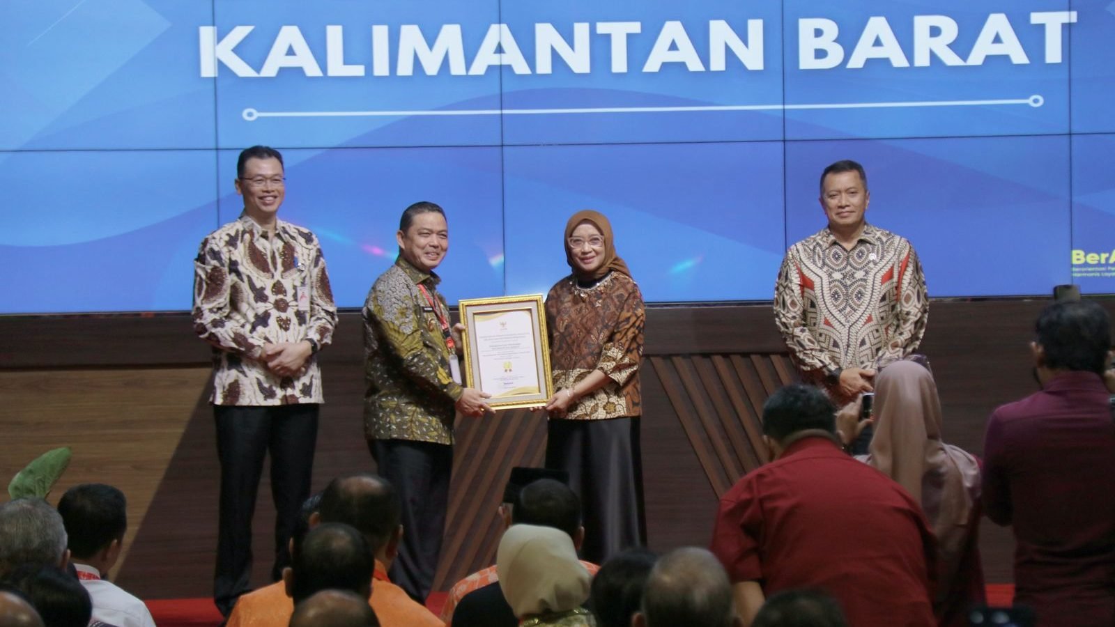 Gubernur Kalimantan Barat, Ria Norsan, menerima langsung Apresiasi Indeks Reformasi Birokrasi Tertinggi di Wilayah Kalimantan dari Menteri PANRB, Rini Widyantini, di Jakarta, Rabu (30/4/2025). Foto: HO/Faktakalbar.id