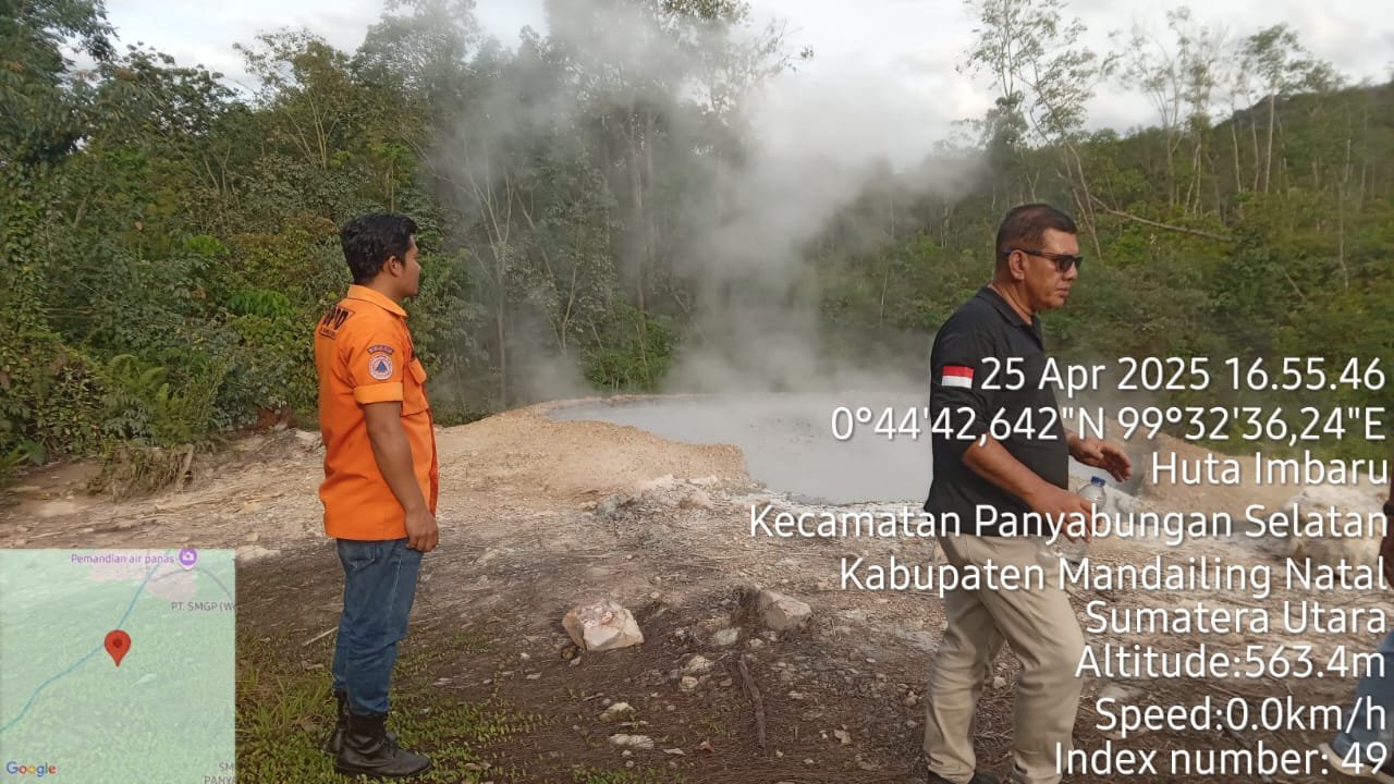 Petugas BPBD Mandailing Natal saat meninjau lokasi semburan lumpur panas di Desa Roburan Dolok. Foto: HO/Faktakalbar.id