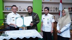 Wali Kota Pontianak Edi Rusdi Kamtono bersama Ketua LPPOM MUI Muhammad Agus Wibowo memperlihatkan MoU kerja sama fasilitasi sertifikasi halal bagi UMKM. Foto: PRKPM/Faktakalbar.id