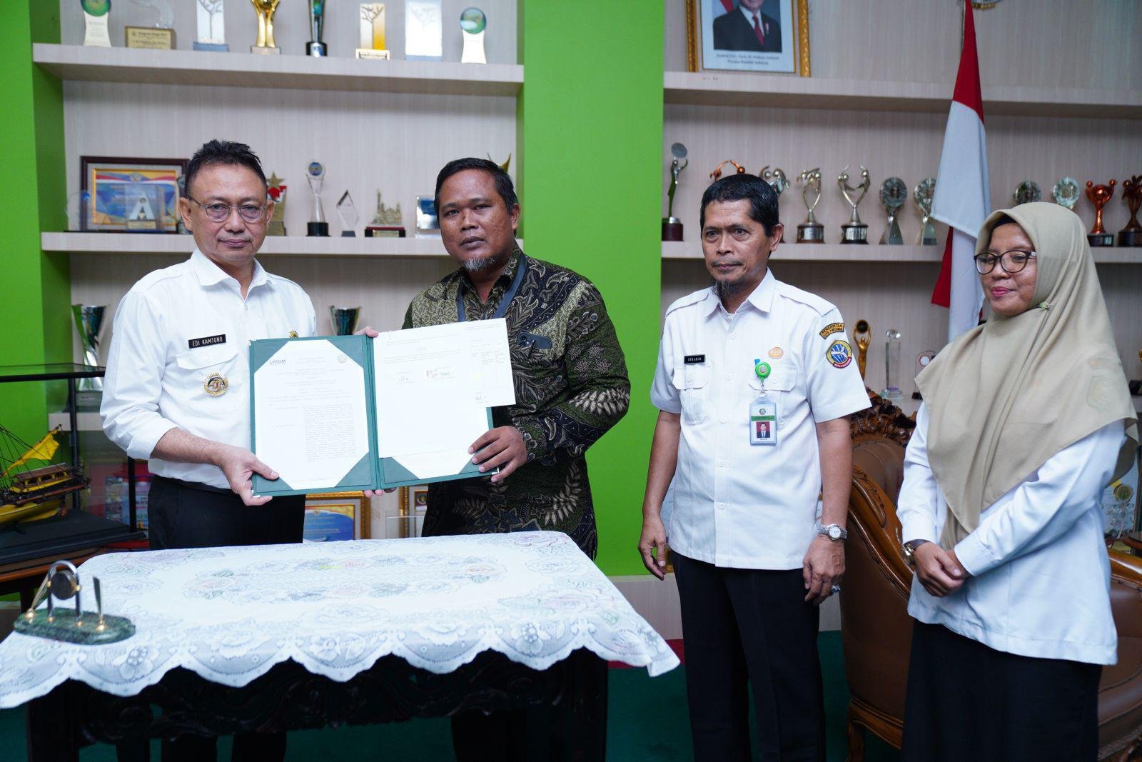 Wali Kota Pontianak Edi Rusdi Kamtono bersama Ketua LPPOM MUI Muhammad Agus Wibowo memperlihatkan MoU kerja sama fasilitasi sertifikasi halal bagi UMKM. Foto: PRKPM/Faktakalbar.id