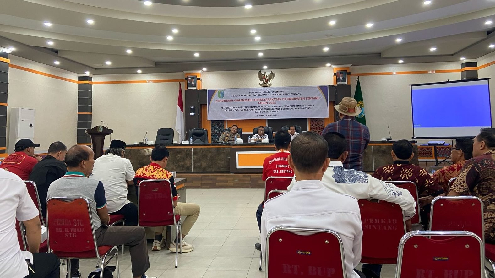 Kesbangpol Kabupaten Sintang menggelar pembinaan ORMAS tahun 2025 untuk memperkuat sinergi dengan pemerintah. Konflik sertifikat tanah jadi sorotan dalam diskusi. Foto: Jn/Faktakalbar.id
