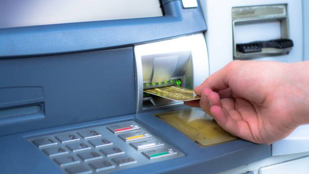 Nasabah kini bisa melakukan tarik tunai tanpa kartu di ATM bank lain melalui layanan Jaringan Prima yang telah menggandeng 49 mitra perbankan. Foto: Istock.com