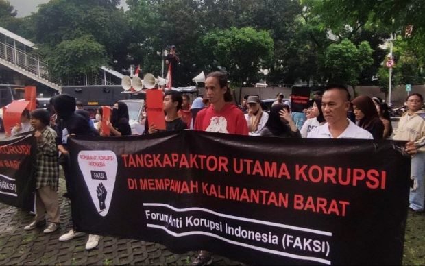Forum Anti Korupsi Indonesia (FASI) saat menggelar aksi di Gedung Merah Putih KPK, Kuningan, Jakarta Selatan, Jumat 23 Mei 2025/Ist