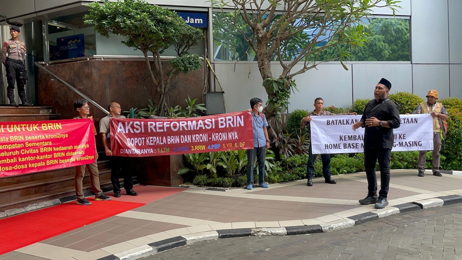 Sejumlah ASN BRIN menggelar aksi damai di kantor pusat BRIN Jakarta, menuntut pencopotan Kepala BRIN dan menolak kebijakan sentralisasi yang dianggap merugikan. Foto: X/suaradotcom