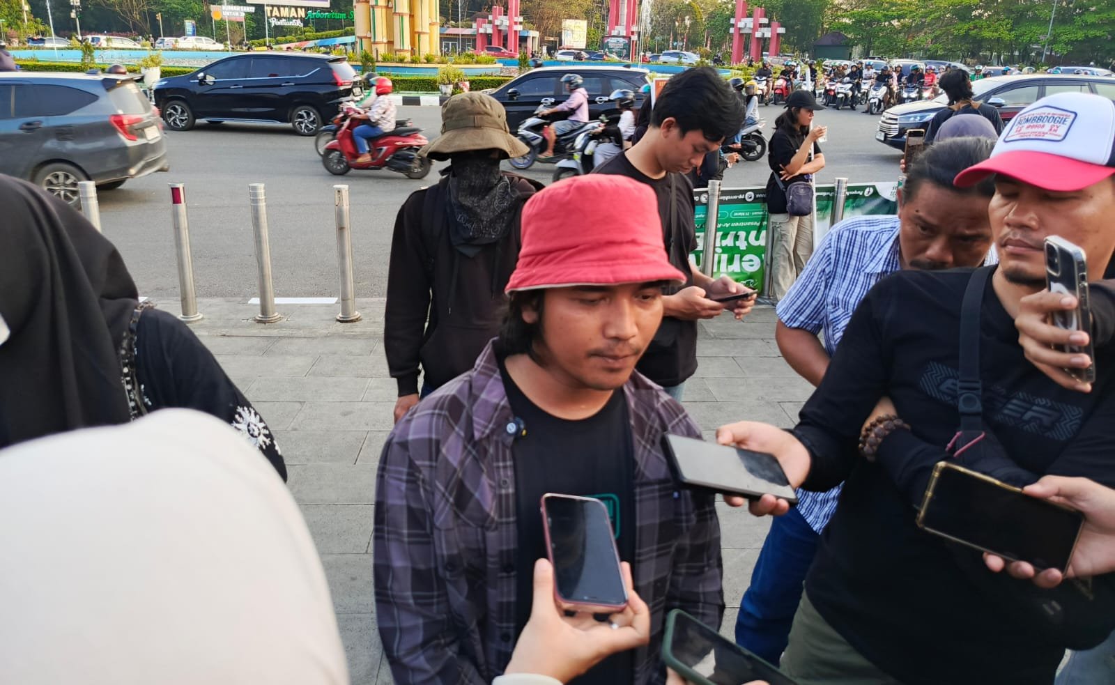 Koordinator aksi, Yetno menilai bahwa upah buruh saat ini masih belum layak dan menuntut kenaikan hingga Rp4,5 juta per bulan. Foto: Mario/Faktakalbar.id