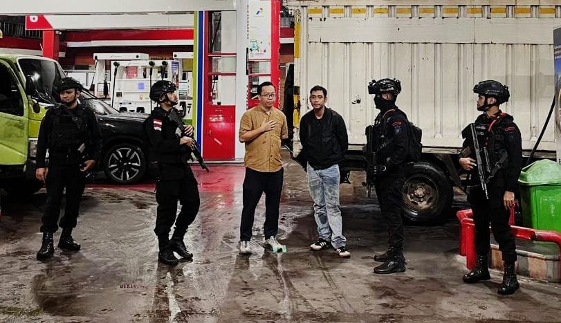 Patroli Satbrimob menyasar SPBU Imam Bonjol, lokasi yang terindikasi rawan gangguan. Foto: HO/Faktakalbar.id