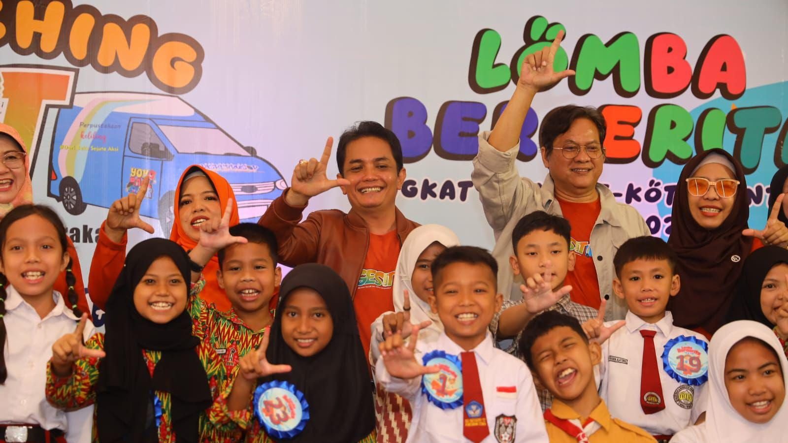 Wakil Wali Kota Pontianak, Bahasan, bersama peserta Lomba Bercerita dalam peluncuran program GESIT di Ayani Megamal, Sabtu (17/5/2025). Foto: HO/Faktakalbar.id