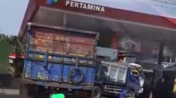 Antrean panjang truk di SPBU Jalan 28 Oktober, Pontianak Utara, diduga bagian dari praktik pelangsiran BBM subsidi oleh truk siluman. (Dok. Faktakalbar.id)