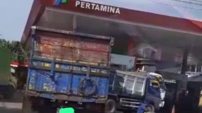 Antrean panjang truk di SPBU Jalan 28 Oktober, Pontianak Utara, diduga bagian dari praktik pelangsiran BBM subsidi oleh truk siluman. (Dok. Faktakalbar.id)