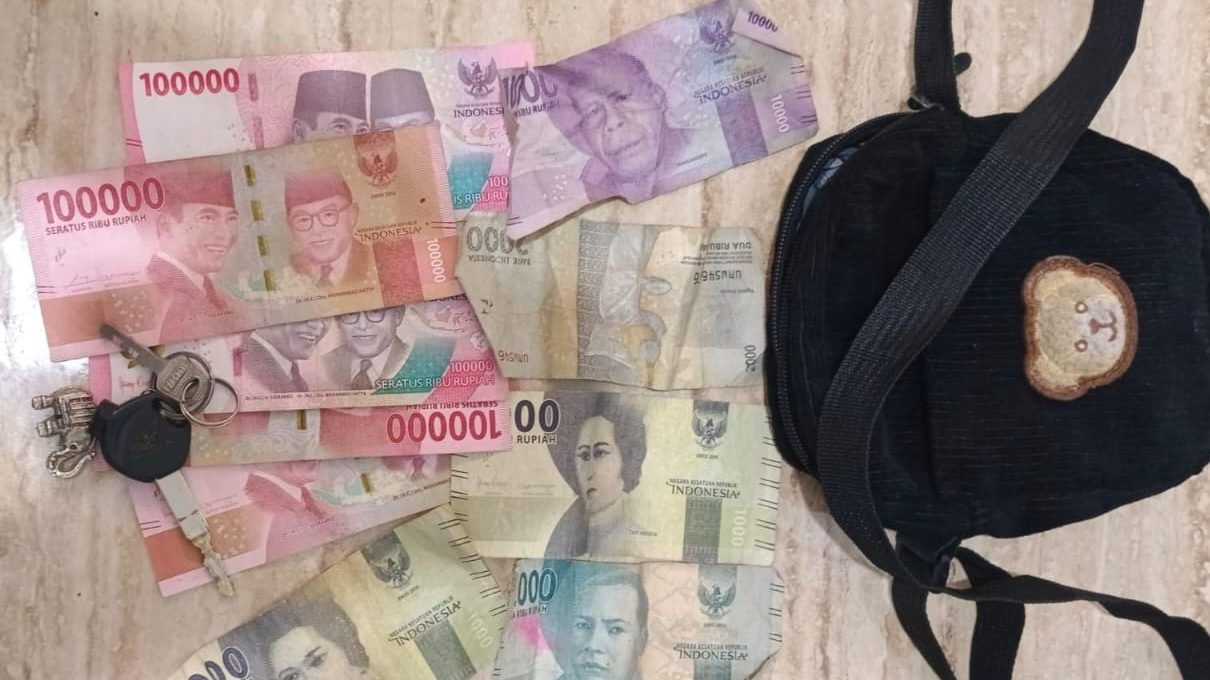 Barang bukti berupa kunci motor dan uang tunai yang diamankan polisi dari pelaku perampasan kunci motor di Desa Menawai Tekam, Belitang Hilir, Sekadau. (Dok. Ist)