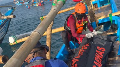 Tim gabungan menemukan korban laka laut dalam kondisi meninggal dunia di pesisir Pantai Cikakap, Cianjur, Minggu (18/5). Sumber foto: BPBD Kab Cianjur.