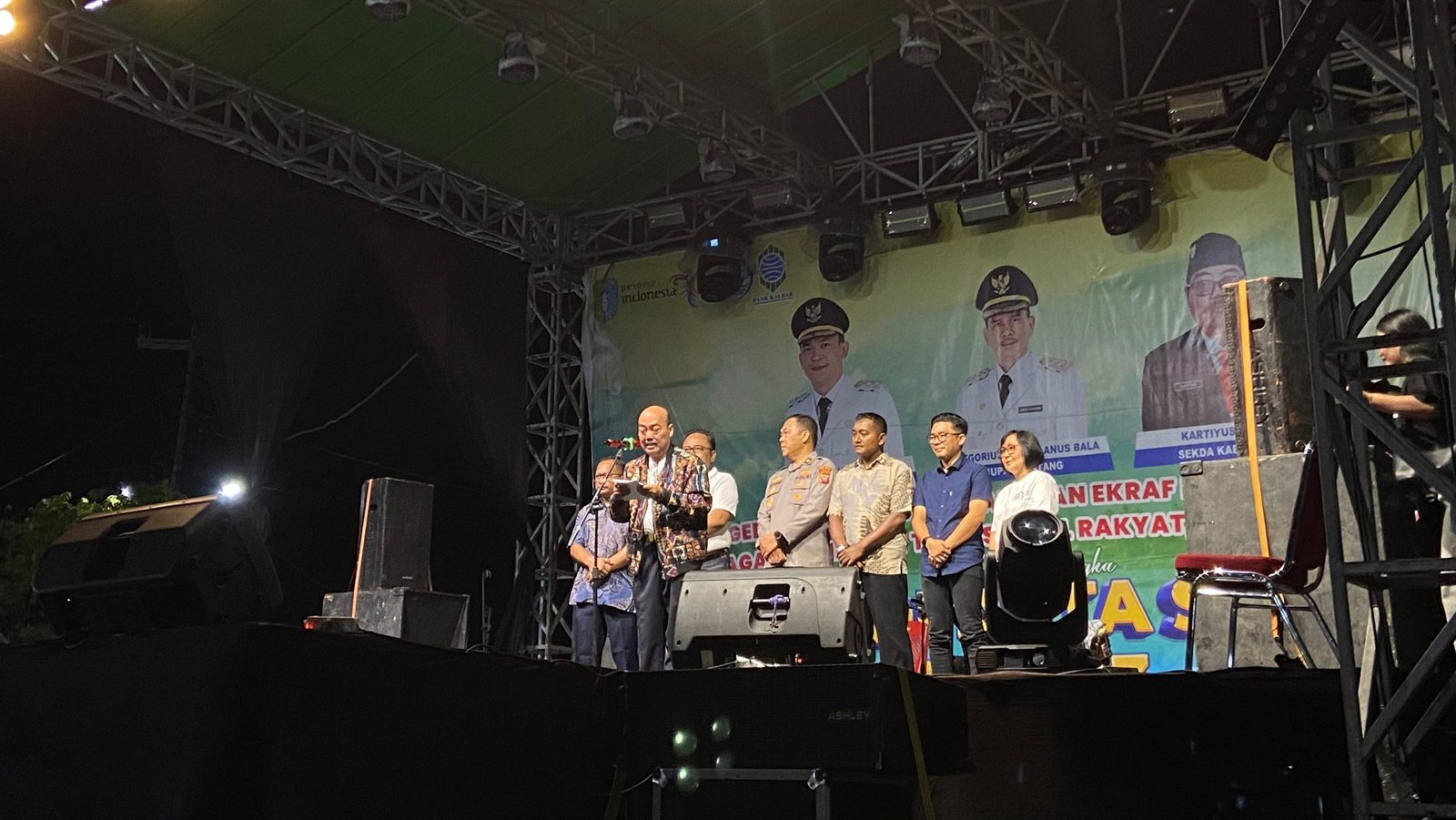 Penutupan Gebyar Musik Etnik dan Pameran Ekonomi Kreatif oleh Sekda Sintang dan pejabat lainnya. Dok. Ho/Faktakalbar.id