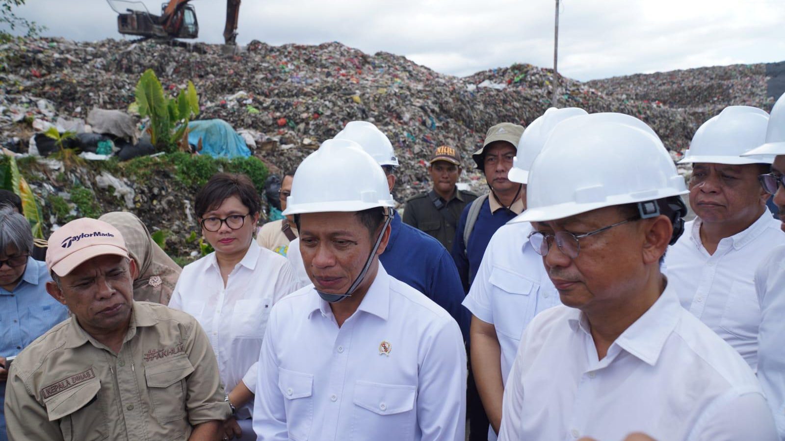 Menteri Lingkungan Hidup Hanif Faisol Nurofiq melakukan kunjungan kerja meninjau TPA Batu Layang. Foto: HO/Faktakalbar.id
