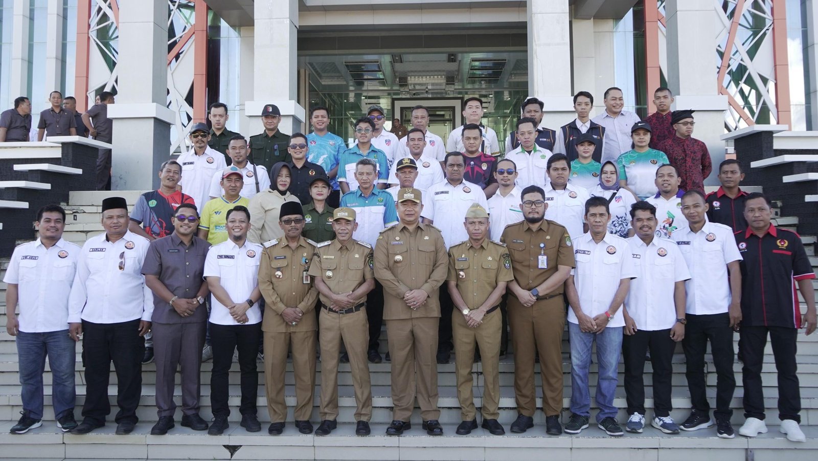 Bupati Ketapang bersama pengurus KONI, KORMI, dan NPCI usai penandatanganan NPHD sebagai bentuk kolaborasi membangun Kabupaten Ketapang. Foto: HO/Faktakalbar.id