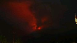 Tampilan Visual aktivitas Gunung Lewotobi Laki-laki di Kabupaten Flores Timur, Provinsi Nusa Tenggara Timur, pada Minggu (18/5). Sumber Foto: PVMBG