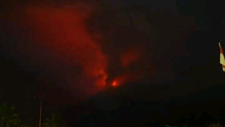 Tampilan Visual aktivitas Gunung Lewotobi Laki-laki di Kabupaten Flores Timur, Provinsi Nusa Tenggara Timur, pada Minggu (18/5). Sumber Foto: PVMBG