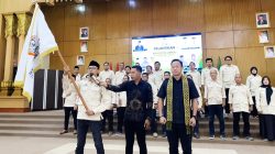 Ketua TMI DPC Sambas Gulma Pujiyanto mengibarkan bendera TMI usai dilantik, disamping Daud Yordan Dewan Pembina Pengurus TMI Wilayah Kalbar. (dok.ist)
