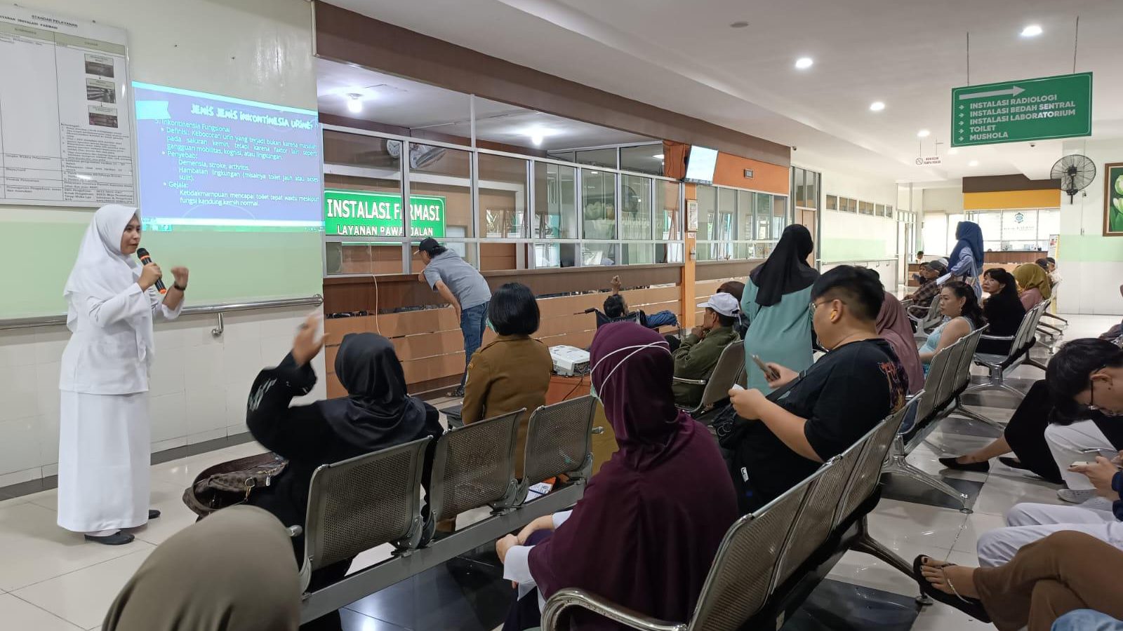 Suasana edukasi kesehatan mengenai inkontinensia urine di RSUD SSMA Pontianak, Senin (19/5/2025). Foto: HO/Faktakalbar.id