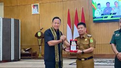 Daud Yordan Dewan Pembina Pengurus TMI Kalbar sekaligus petinju dunia dan anggota DPD RI memberikan plakat Tani Merdeka Kepada Bupati Sambas Satono, Senin (19/5/1025). (dok.faktakalbar)