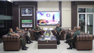 Suasana hangat pertemuan antara Kapoksahli Pangdam XII/Tpr dan Tim Sahli Kasad Bidang Komsos di Lobby Kehormatan Makodam XII/Tpr. Foto: HO/Faktakalbar.id