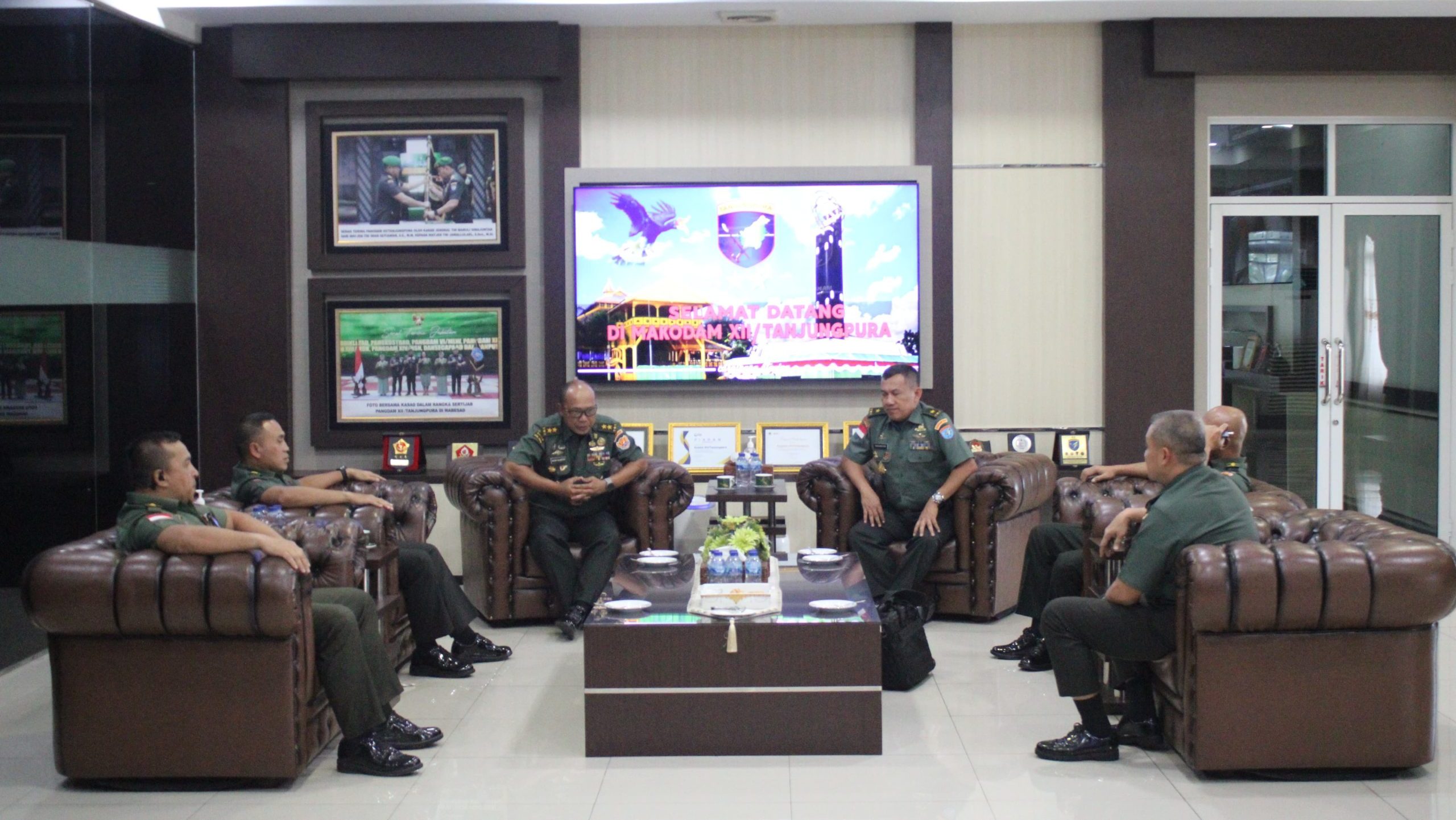 Suasana hangat pertemuan antara Kapoksahli Pangdam XII/Tpr dan Tim Sahli Kasad Bidang Komsos di Lobby Kehormatan Makodam XII/Tpr. Foto: HO/Faktakalbar.id