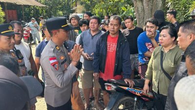 Aksi solidaritas warga Desa Binjai terhadap 10 mantan satpam yang di-PHK sepihak oleh PT SBW, berlangsung tertib dan mendapat pengawalan aparat. Foto: HO/Faktakalbar.id