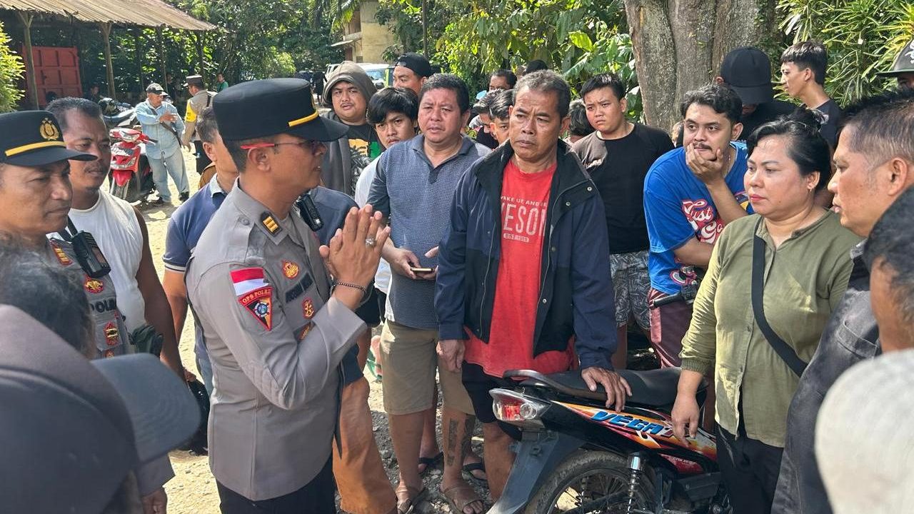 Aksi solidaritas warga Desa Binjai terhadap 10 mantan satpam yang di-PHK sepihak oleh PT SBW, berlangsung tertib dan mendapat pengawalan aparat. Foto: HO/Faktakalbar.id