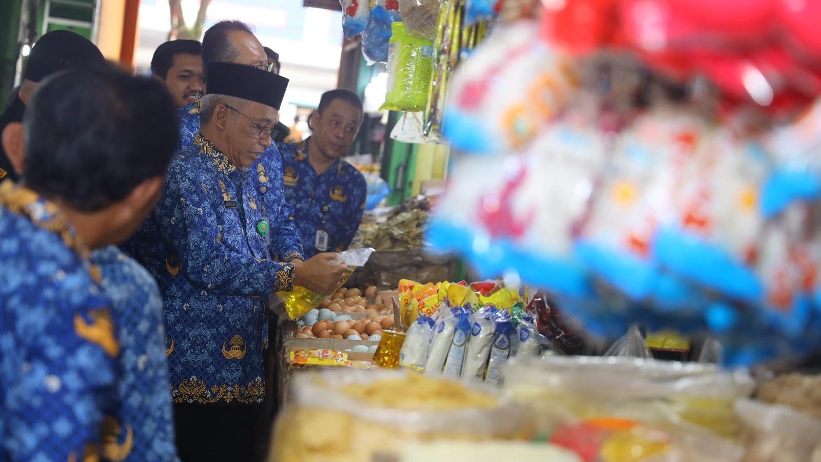Sekretaris Daerah Kota Pontianak Amirullah bersama Tim Satgas Pangan menggelar sidak di pasar tradisional. Foto: HO/Faktakalbar.id