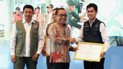 Kepala BNPB Letjen TNI Suharyanto, mendampingi Menteri Koordinator Bidang Pembangunan Manusia dan Kebudayaan Pratikno, menyerahkan piagam penghargaan kepada perwakilan personel Tim Delegasi Bantuan Kemanusiaan Vanuatu dan Myanmar, di Graha BNPB, Jakarta, Selasa (20/5). Foto: HO/Faktakalbar.id
