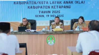 Wakil Bupati Ketapang, Jamhuri Amir, saat mengikuti Verifikasi Lapangan Hybrid Evaluasi Kabupaten Layak Anak Tahun 2025 dari Ruang Rapat Utama Kantor Bupati Ketapang, Senin (19/05/2025). Foto: HO/Faktakalbar.id