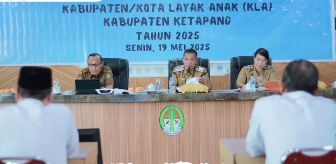 Wakil Bupati Ketapang, Jamhuri Amir, saat mengikuti Verifikasi Lapangan Hybrid Evaluasi Kabupaten Layak Anak Tahun 2025 dari Ruang Rapat Utama Kantor Bupati Ketapang, Senin (19/05/2025). Foto: HO/Faktakalbar.id