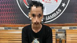 A(27) pelaku terduga pengedar Sabu di Kecamatan Jawai Sambas saat diamankan pihak kepolisian, Senin (19/5/2025). (Polres Sambas)