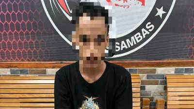 A(27) pelaku terduga pengedar Sabu di Kecamatan Jawai Sambas saat diamankan pihak kepolisian, Senin (19/5/2025). (Polres Sambas)