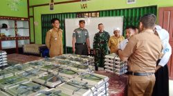 Dandim 1208/Sambas Letkol Czi Priyo Hendrarto tinjau pendistribusian MBG di SMPN 1 Tebas, Senin (19/5/2025). (Dok. ist)