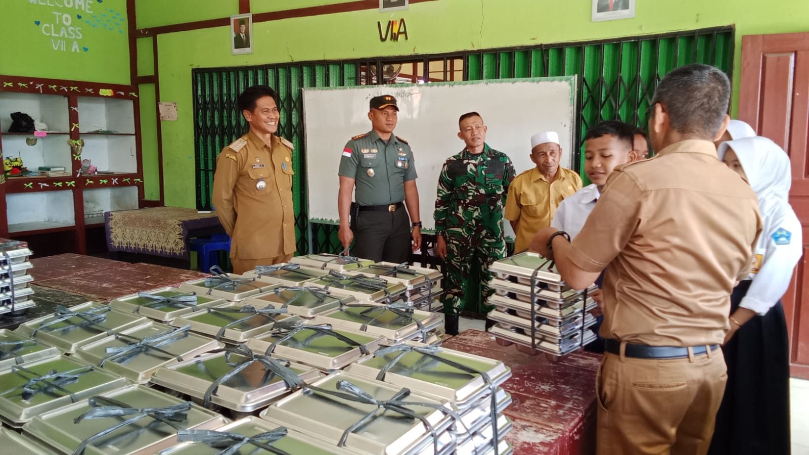 Dandim 1208/Sambas Letkol Czi Priyo Hendrarto tinjau pendistribusian MBG di SMPN 1 Tebas, Senin (19/5/2025). (Dok. ist)