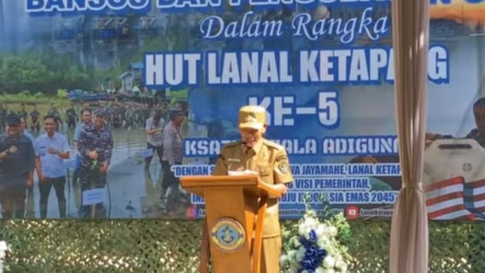 Wakil Bupati Ketapang, Jamhuri Amir, menyampaikan sambutan dalam kegiatan penanaman 3.000 pohon mangrove di Pantai Air Mata Permai, Selasa (20/05/2025). Foto: HO/Faktakalbar.id