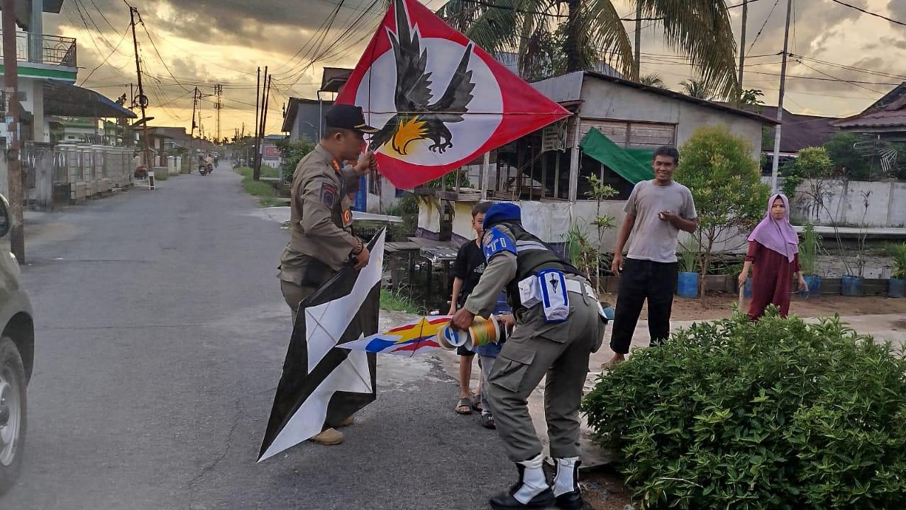 Anggota Satpol PP Kota Pontianak saat melakukan razia layangan di sejumlah wilayah. Foto: HO/Faktakalbar.id