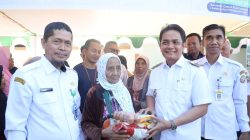 Wakil Wali Kota Pontianak Bahasan menyerahkan secara simbolis paket sembako yang dibeli warga di pasar murah di Kecamatan Pontianak Timur. Foto: HO/Faktakalbar.id