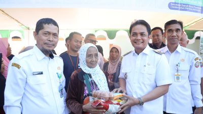 Wakil Wali Kota Pontianak Bahasan menyerahkan secara simbolis paket sembako yang dibeli warga di pasar murah di Kecamatan Pontianak Timur. Foto: HO/Faktakalbar.id