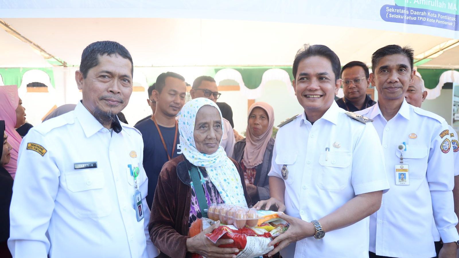 Wakil Wali Kota Pontianak Bahasan menyerahkan secara simbolis paket sembako yang dibeli warga di pasar murah di Kecamatan Pontianak Timur. Foto: HO/Faktakalbar.id