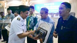 Wakil Wali Kota Pontianak Bahasan menyerahkan penghargaan kepada masjid-masjid administrasi lengkap dan aktif di wilayah Kota Pontianak. Foto: HO/Faktakalbar.id